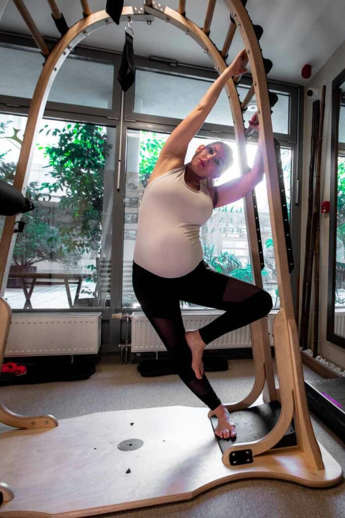 terhesség alatt kismama tornát végző nő egy budapesti mozgásstúdióban